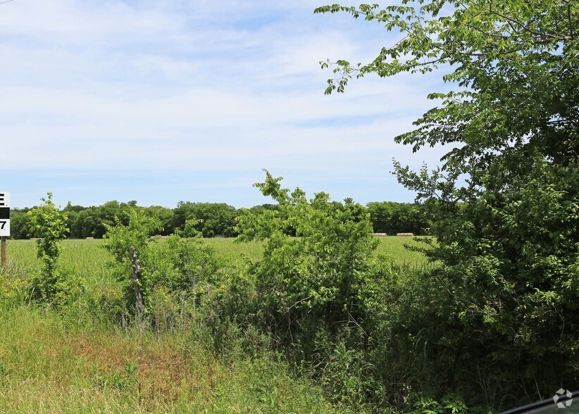 E I 35, Red Oak, TX à louer - Photo principale – Image 1 sur 4
