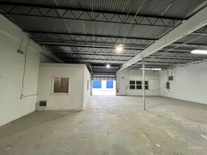 511-545 NE 32nd St, Oakland Park, FL à louer Photo intérieure– Image 2 sur 5