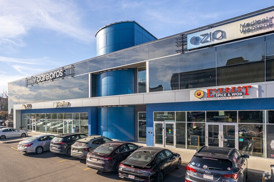 4424-4460 Calgary Trl NW, Edmonton, AB à louer - Photo de l’immeuble – Image 3 sur 16