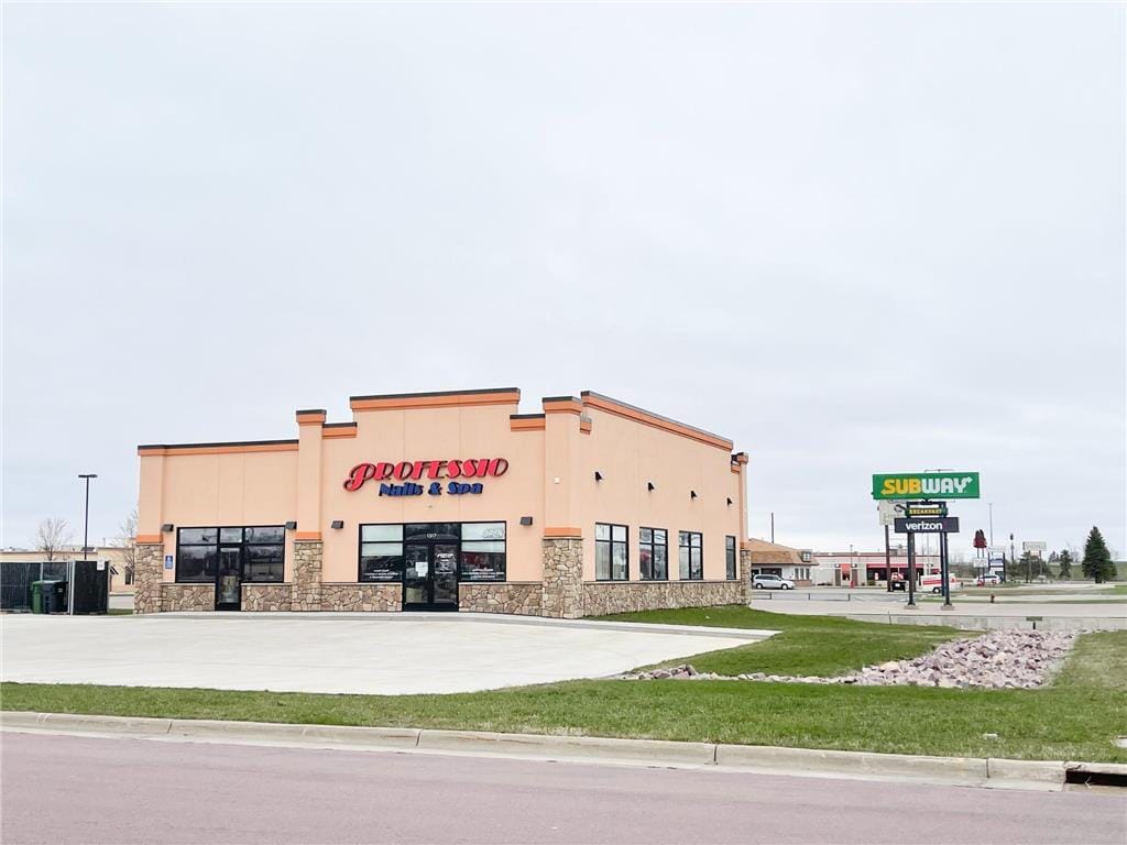 1317 Ray Dr, Worthington, MN à vendre Photo principale– Image 1 sur 3