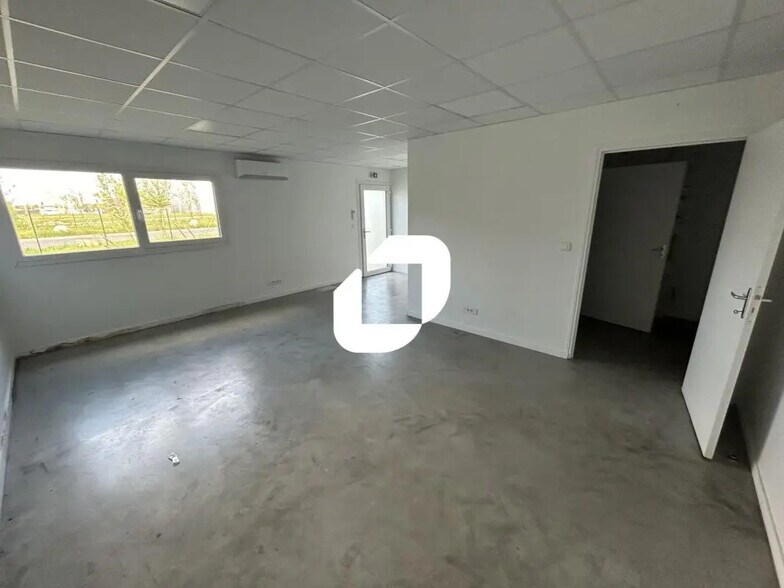 Bureau dans Combs-la-Ville à louer - Photo de l’immeuble – Image 2 sur 14