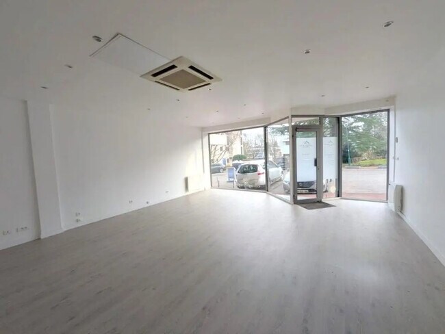 Plus de détails pour Résidence Du Parc Du Chateau, Louveciennes - Local commercial à louer