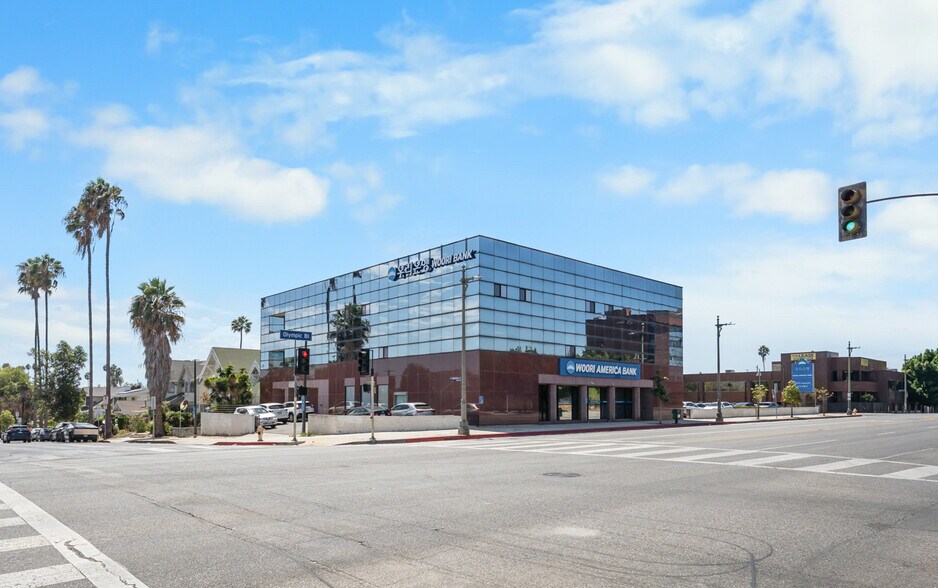 3360 W Olympic Blvd, Los Angeles, CA à louer - Photo de l’immeuble – Image 2 sur 16