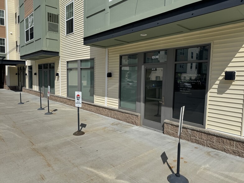 1550 Larpenteur Ave W, Falcon Heights, MN à louer - Photo de l’immeuble – Image 3 sur 4