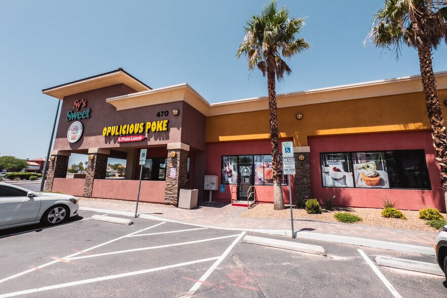 470 E Windmill Ln, Las Vegas, NV à louer - Photo de l’immeuble – Image 3 sur 8