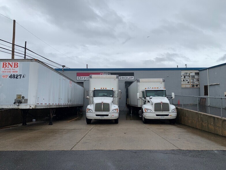 230 Duffy Ave, Hicksville, NY à louer - Photo de l’immeuble – Image 3 sur 3