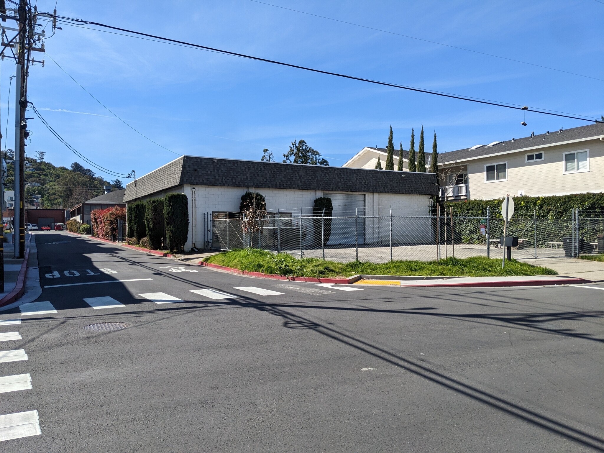 1260 Elmer St, Belmont, CA à louer Photo de l’immeuble– Image 1 sur 24