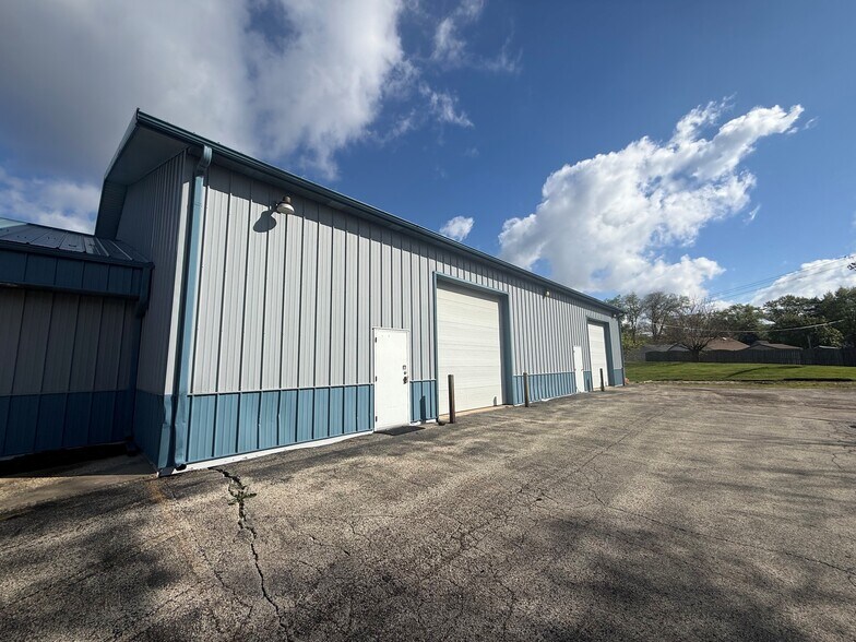 960 W Rollins Rd, Round Lake Beach, IL à louer - Photo de l’immeuble – Image 2 sur 4