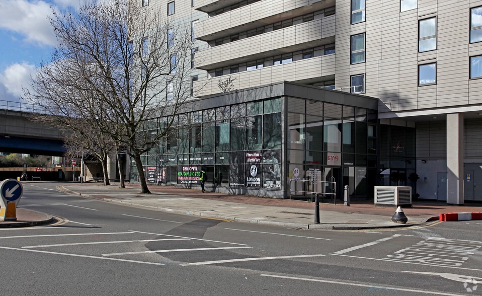 4 Prestons Rd, Londres à vendre - Photo de l’immeuble – Image 2 sur 20