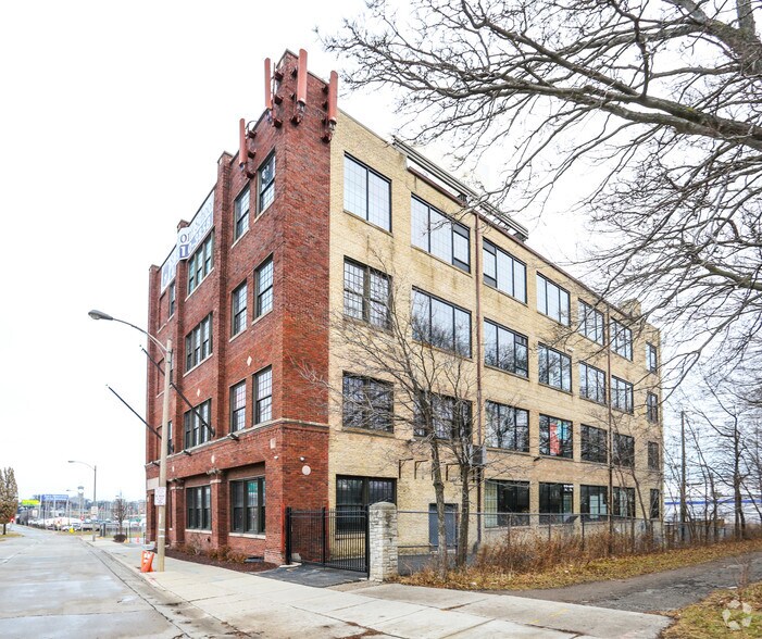 2156 S 4th St, Milwaukee, WI à louer - Photo de l’immeuble – Image 2 sur 4