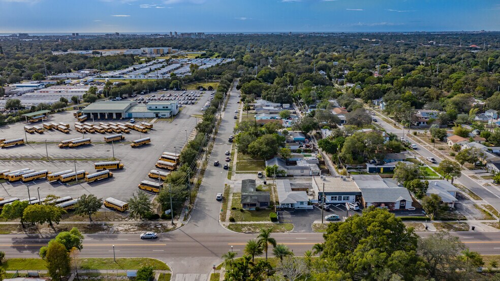 563 49th St S, Saint Petersburg, FL à vendre - Photo de l’immeuble – Image 3 sur 32