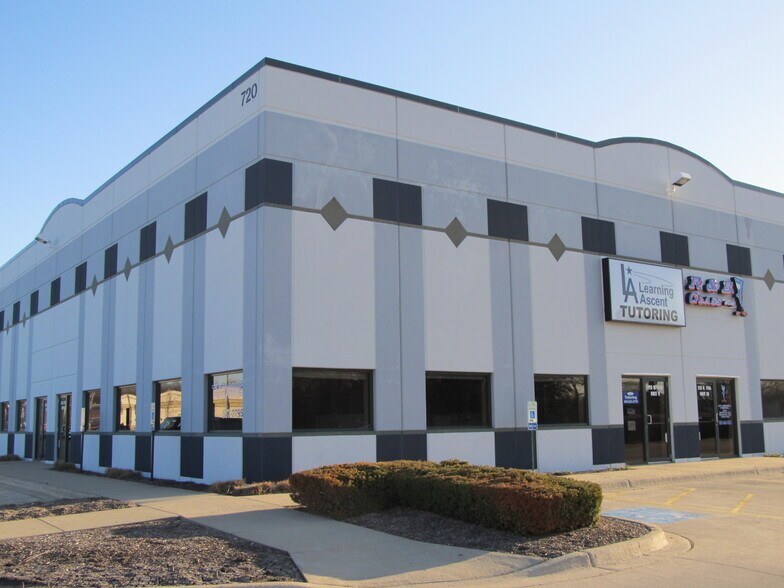 720 N 17th St, St Charles, IL à louer - Photo de l’immeuble – Image 2 sur 13