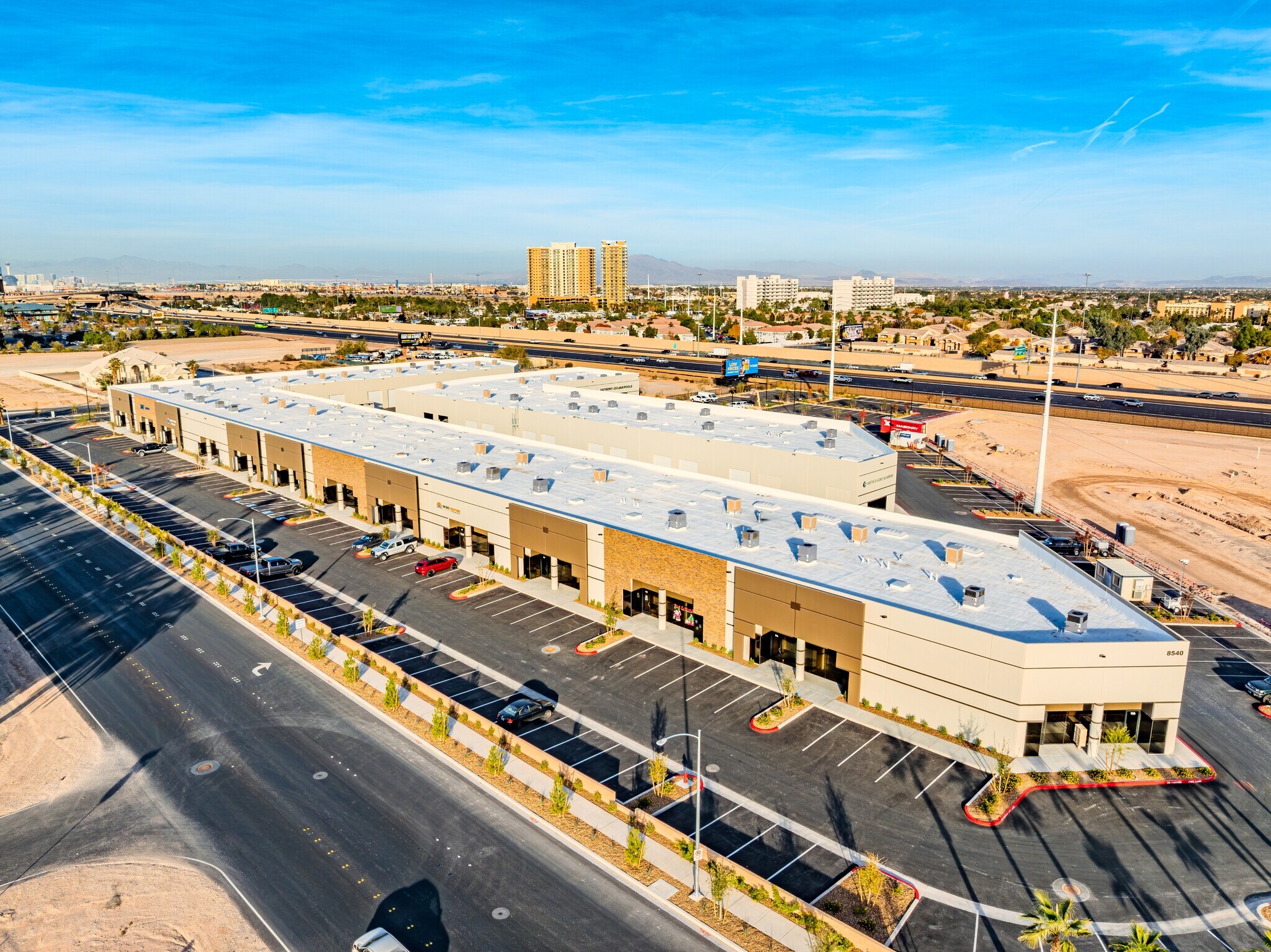 8540 Dean Martin Dr, Las Vegas, NV à louer Photo principale– Image 1 sur 17