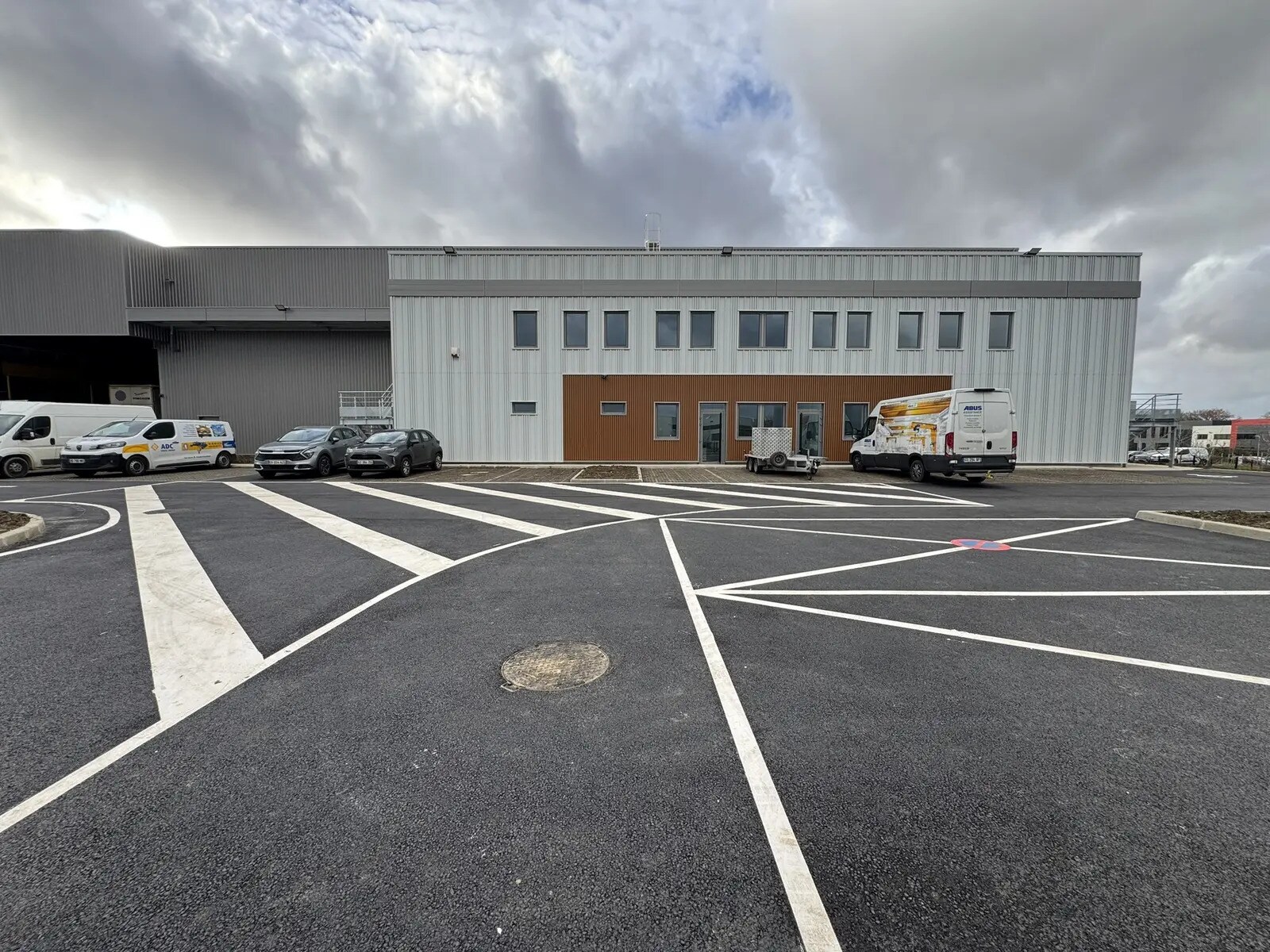 Local d’activités dans Frépillon à louer Photo de l’immeuble– Image 1 sur 15