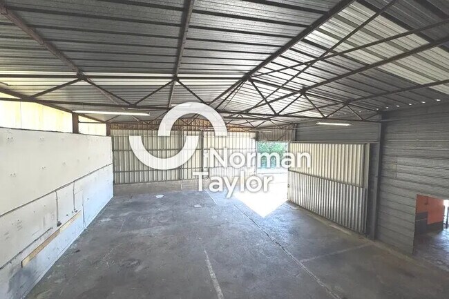 Plus de détails pour Local d'activités à louer