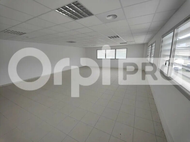 Bureau dans Grigny à louer - Photo de l’immeuble – Image 1 sur 5