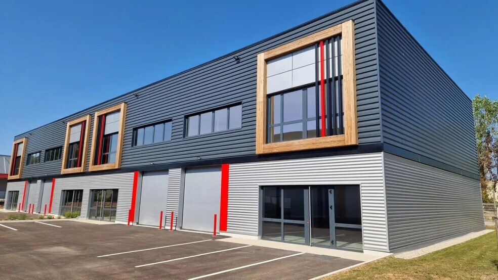 Local d’activités dans Saint-Laurent-de-Mure à louer - Photo de l’immeuble – Image 1 sur 7