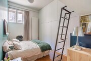 Chambre moderne et chaleureuse avec éclairage naturel.