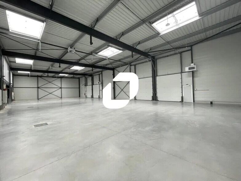 Local d’activités dans Saint-Léonard à louer - Photo de l’immeuble – Image 3 sur 7