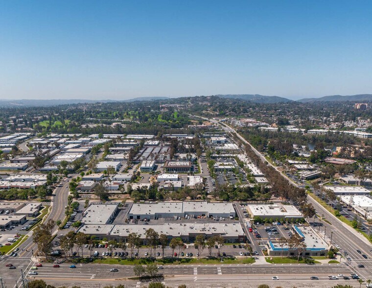 23052 Lake Forest Dr, Laguna Hills, CA à louer - Photo de l’immeuble – Image 2 sur 20