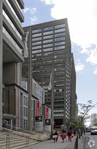 1010 Rue Sherbrooke O, Montréal, QC à louer - Photo de l’immeuble – Image 2 sur 4