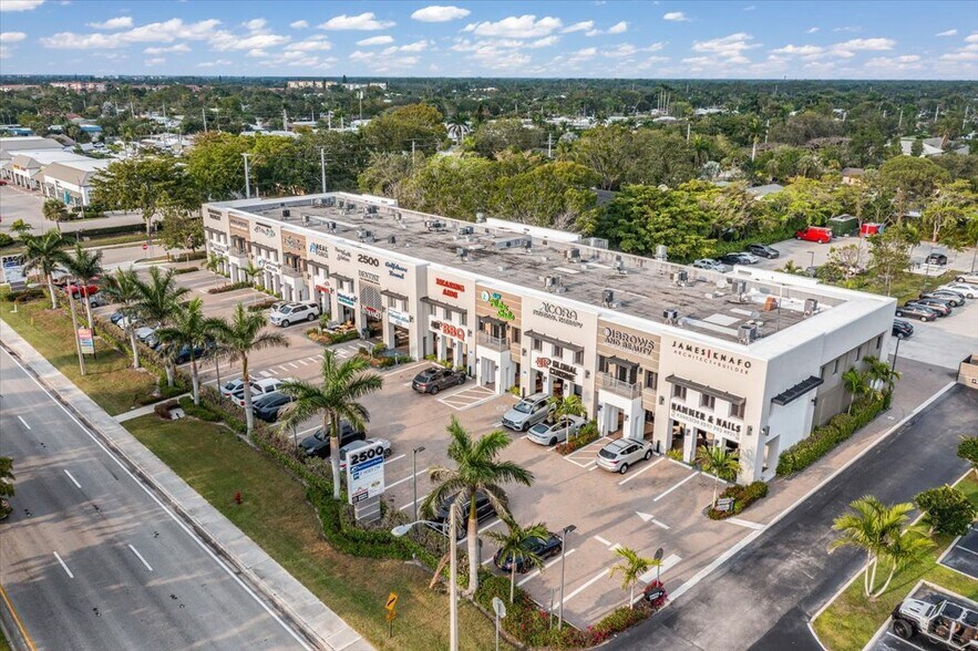 2500 Tamiami Trl N, Naples, FL à louer - Photo de l’immeuble – Image 2 sur 17