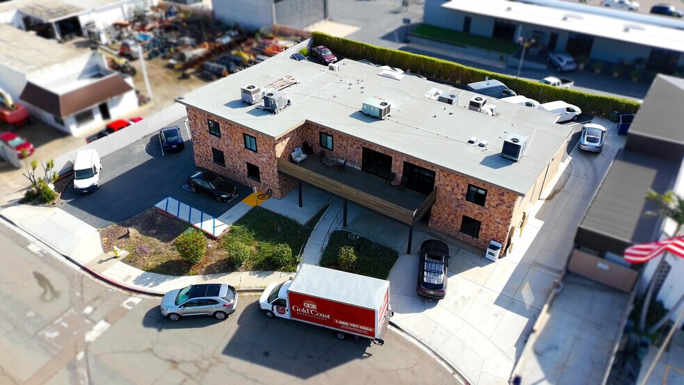 7667 Vickers St, San Diego, CA à vendre - Photo de l’immeuble – Image 2 sur 24