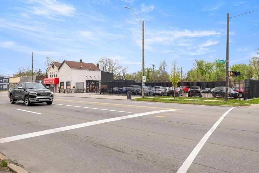 19420 W Warren Ave, Detroit, MI à vendre - Photo de l’immeuble – Image 3 sur 14