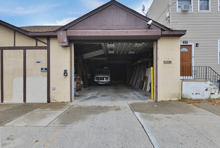 22-14 Hazen St, East Elmhurst, NY à louer - Photo de l’immeuble – Image 2 sur 3