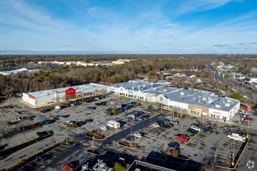 367-425 N Service Rd, Patchogue, NY à louer - Photo de l’immeuble – Image 1 sur 13