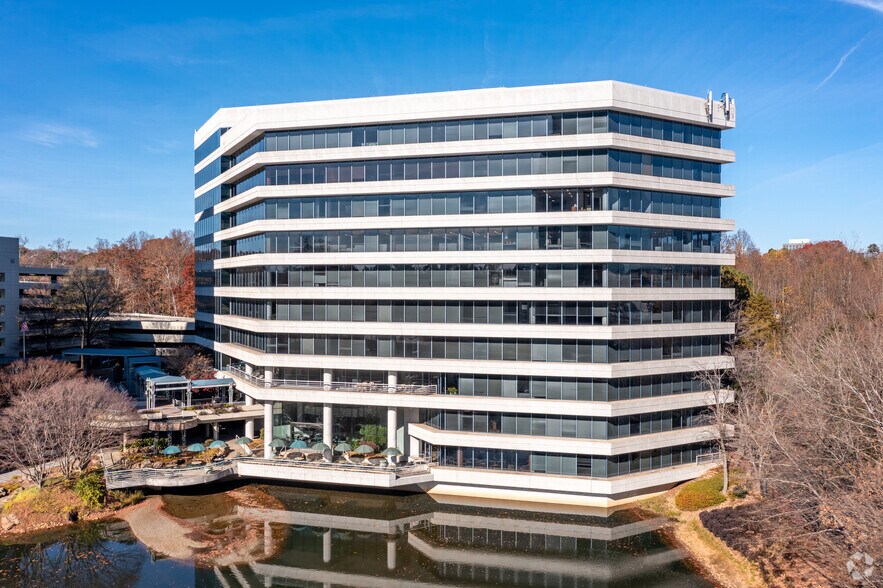 990 Hammond Dr NE, Atlanta, GA à louer - Photo de l’immeuble – Image 2 sur 16