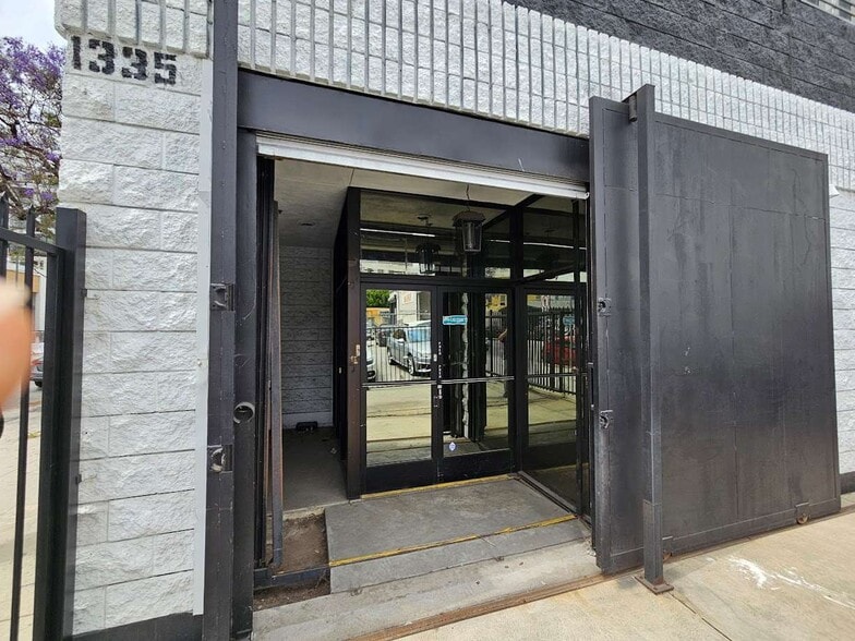 1335 S Hill St, Los Angeles, CA à louer - Photo de l’immeuble – Image 2 sur 13