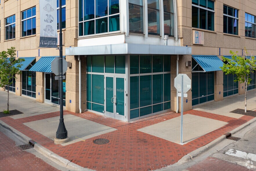 70 Ionia Ave SW, Grand Rapids, MI à vendre - Photo de l’immeuble – Image 2 sur 20