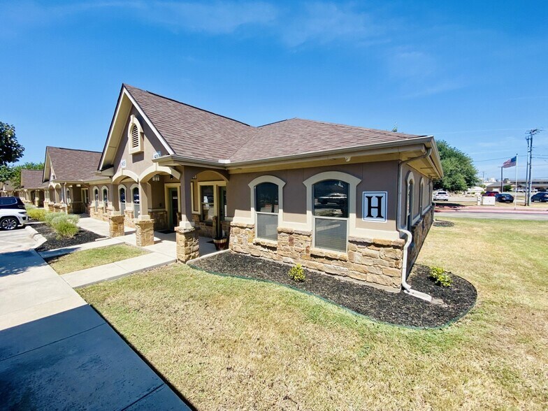 1619 E Common St, New Braunfels, TX à louer - Photo de l’immeuble – Image 2 sur 24
