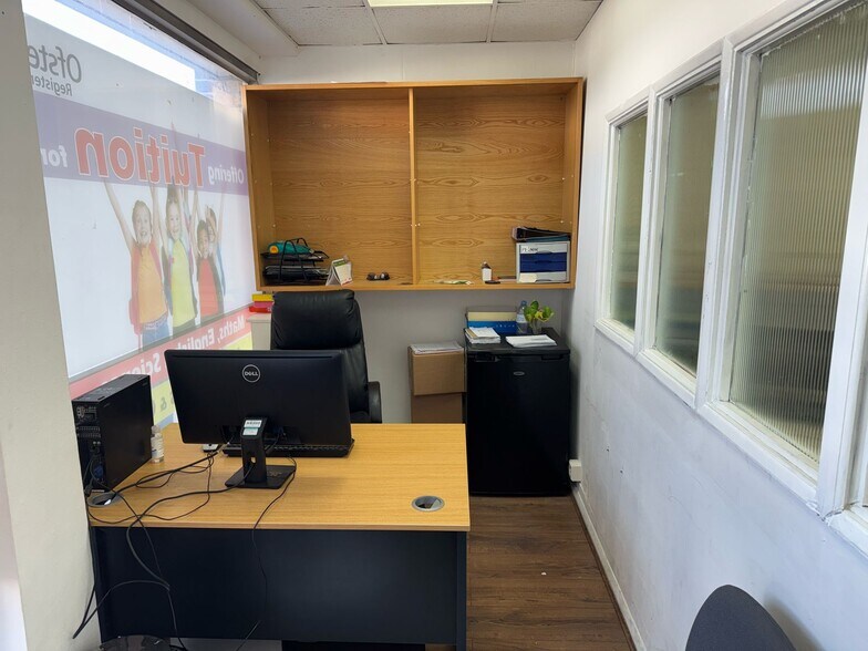 10-17 Woodford Av, Ilford à louer - Photo de l’immeuble – Image 3 sur 4