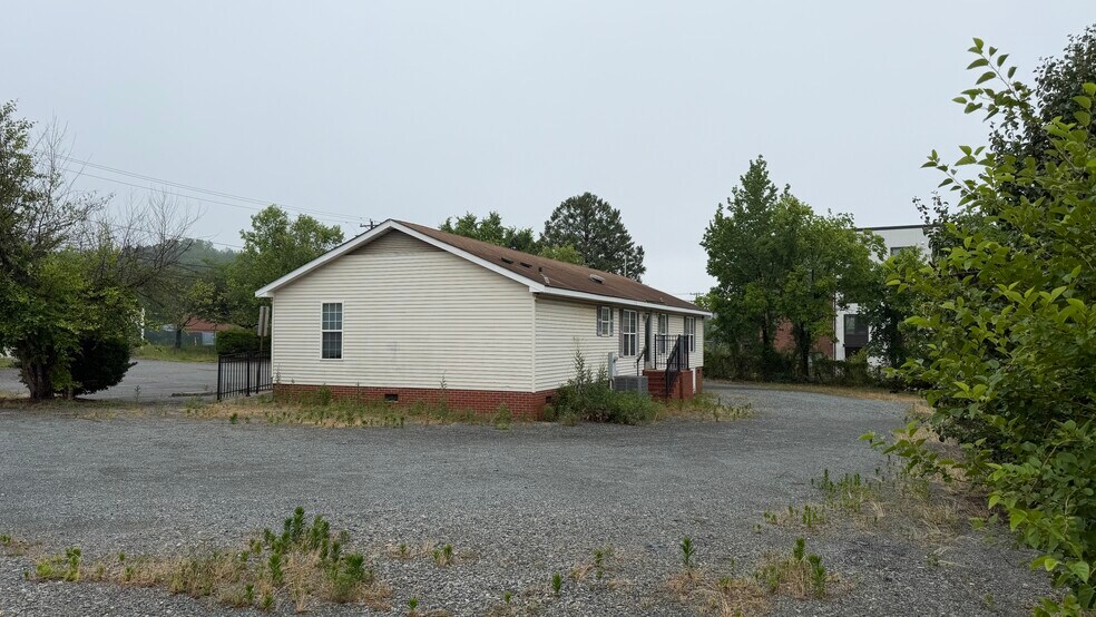 227 Atando Ave, Charlotte, NC à louer - Photo de l’immeuble – Image 2 sur 4