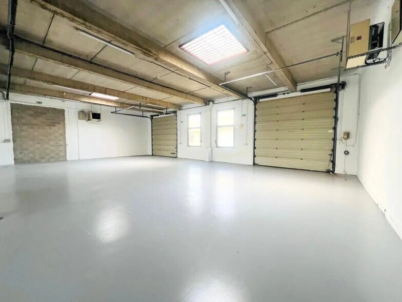 Local d’activités dans La Verrière à louer - Photo intérieure – Image 2 sur 32
