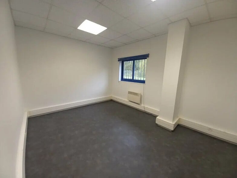 Local d’activités dans Soliers à louer - Photo intérieure – Image 3 sur 8