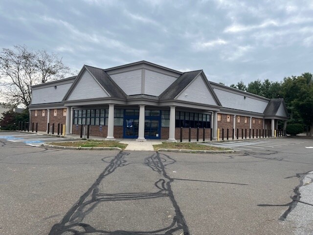 588 Main St, East Haven, CT à vendre - Photo de l’immeuble – Image 2 sur 3