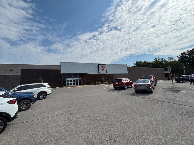 225 Henslee Dr, Dickson, TN à vendre - Photo de l’immeuble – Image 2 sur 6