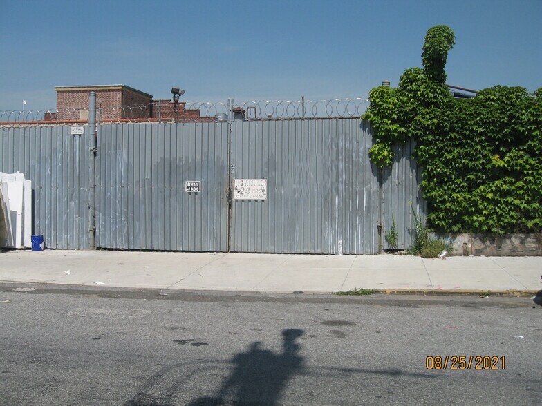 77 Lombardy St, Brooklyn, NY à louer - Photo de l’immeuble – Image 2 sur 4
