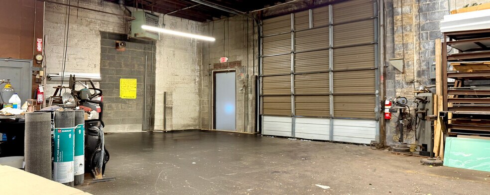 87-95 Searing Ave, Mineola, NY à vendre - Photo intérieure – Image 3 sur 8