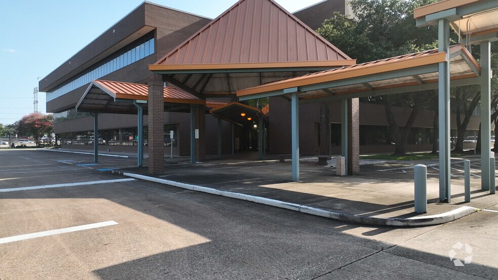 263 N Sam Houston Pky E, Houston, TX à louer - Vidéo sur l’annonce professionnelle – Image 2 sur 6