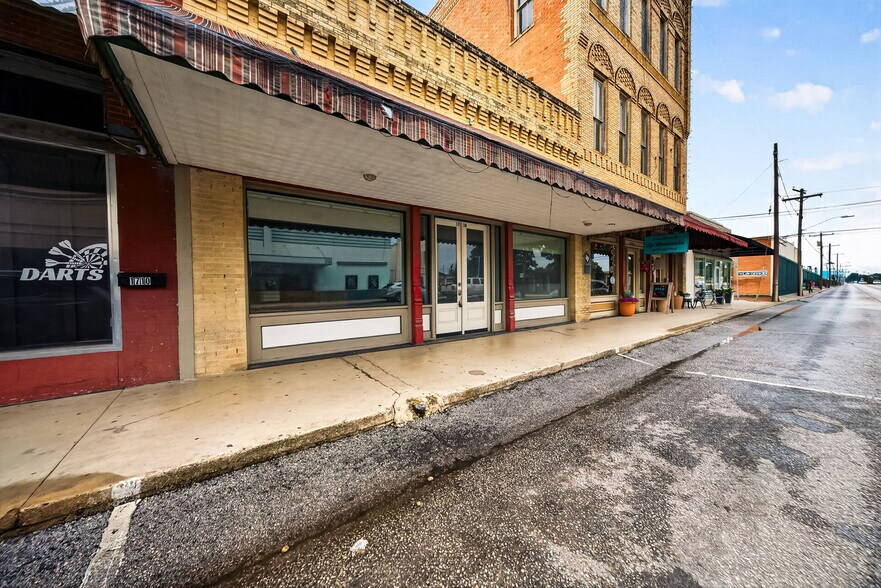 1708 Avenue M, Hondo, TX à vendre - Photo de l’immeuble – Image 2 sur 36