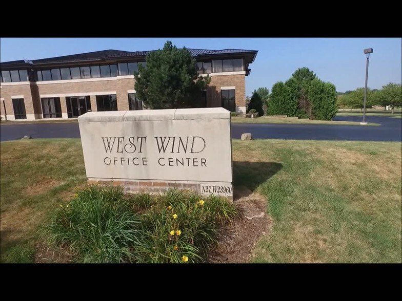 N27W23957 Paul Rd, Pewaukee, WI à vendre - Vidéo sur l’annonce professionnelle – Image 2 sur 6