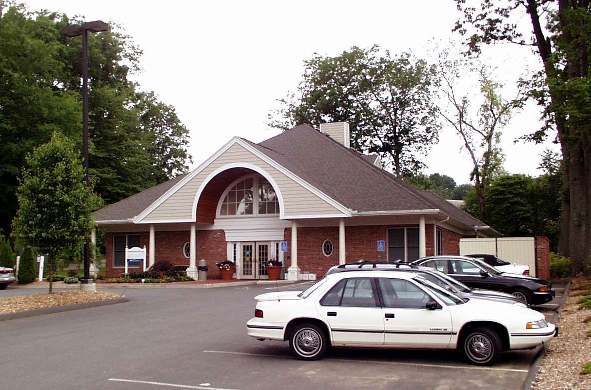 887 Bridgeport Ave, Shelton, CT à louer Photo principale– Image 1 sur 3