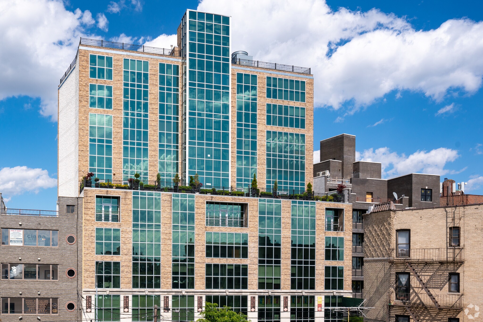 31-19 Newtown Ave, Astoria, NY à louer Photo de l’immeuble– Image 1 sur 17