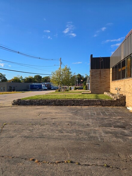 100 Glen Rd, Cranston, RI à louer - Photo de l’immeuble – Image 2 sur 20