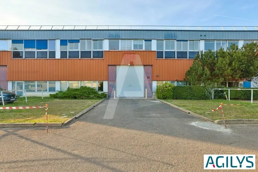 Local d’activités dans Trappes à louer - Photo de l’immeuble – Image 2 sur 3