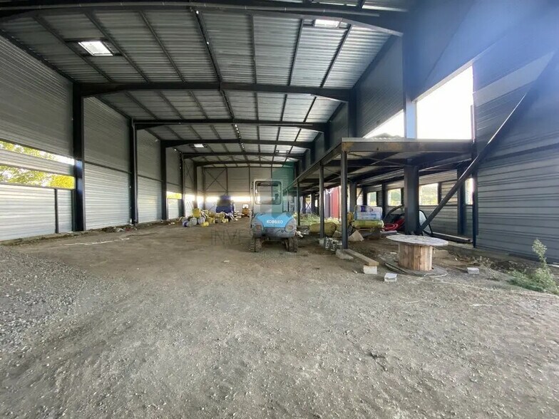 Local d'activités dans Ennery à vendre - Photo de l’immeuble – Image 2 sur 6